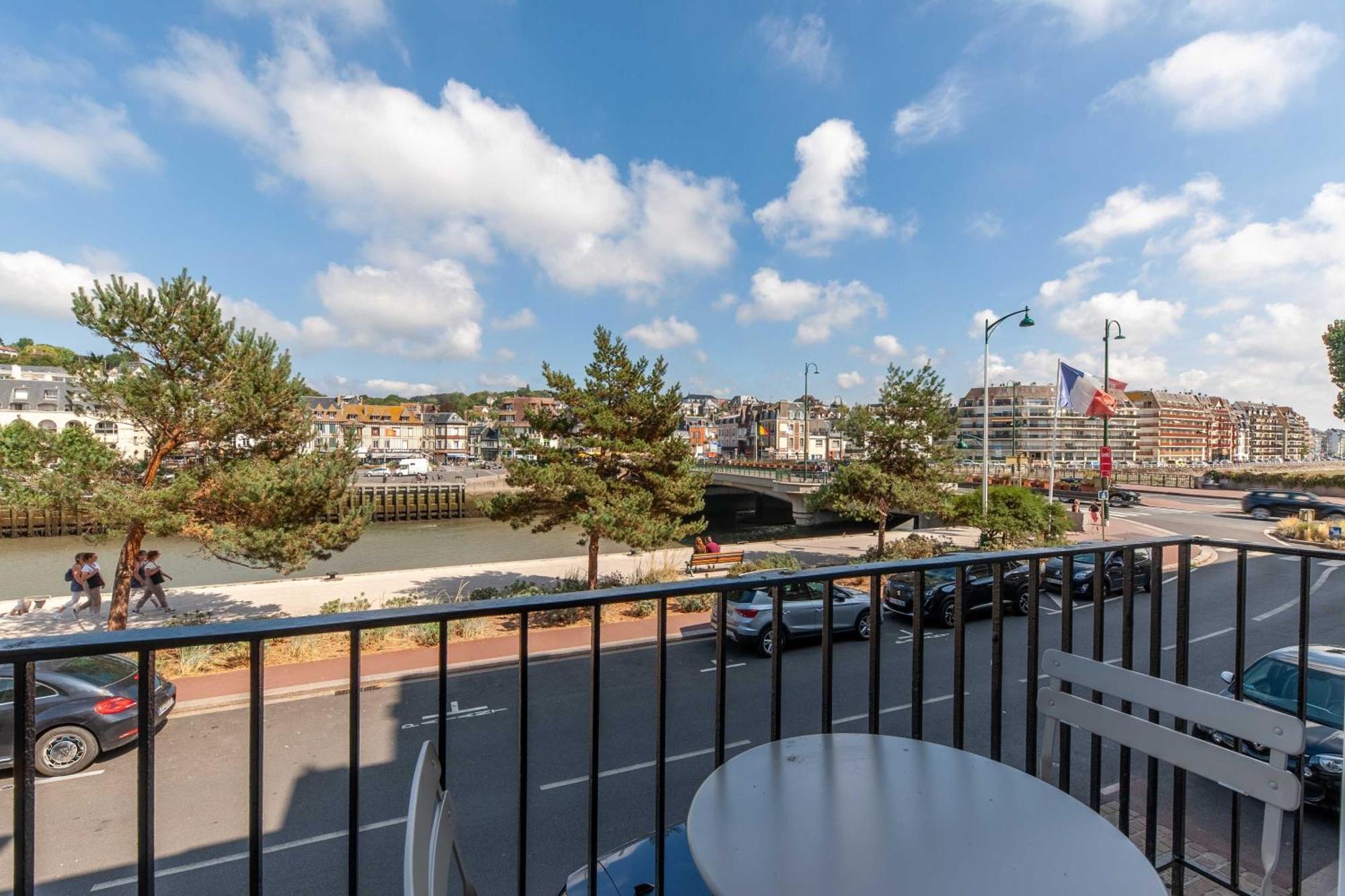 Studio Sleeps 4 With Terrace, 500M Place Morny Deauville Buitenkant foto